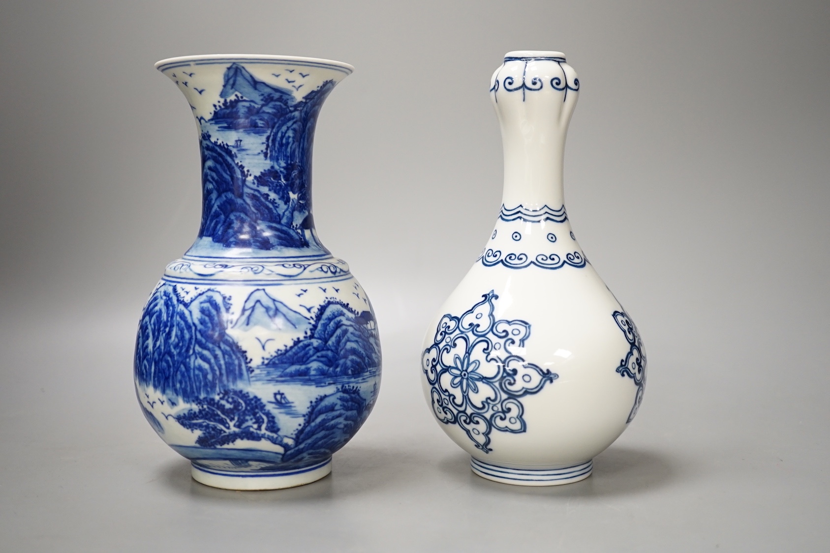 Two Chinese blue and white vases, 18cm